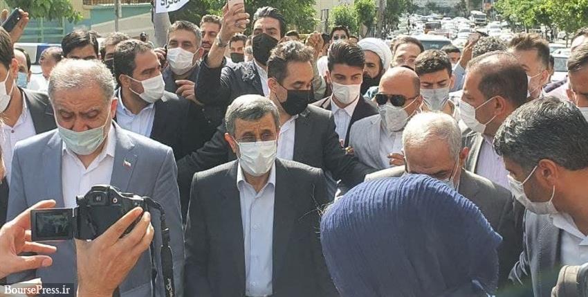 احمدینژاد پیاده به وزارت کشور رفت و ثبت نام کرد/ واکنش به مصوبه شورای نگهبان