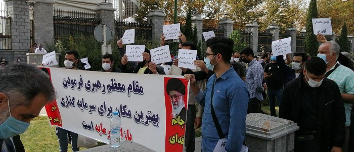 تجمع اعتراضی سهامداران در بهارستان و حضور رئیس سازمان بورس + عکس