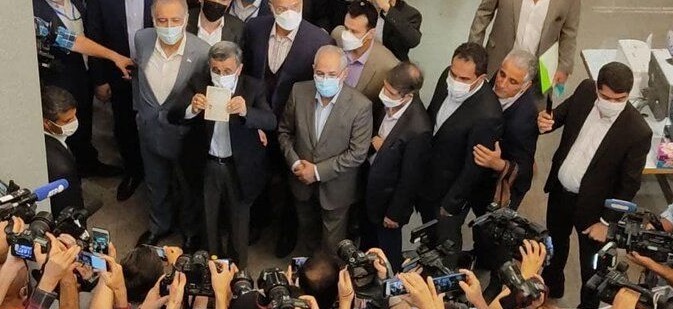 احمدی‌نژاد پیاده به وزارت کشور رفت و ثبت نام کرد/ واکنش به مصوبه شورای نگهبان