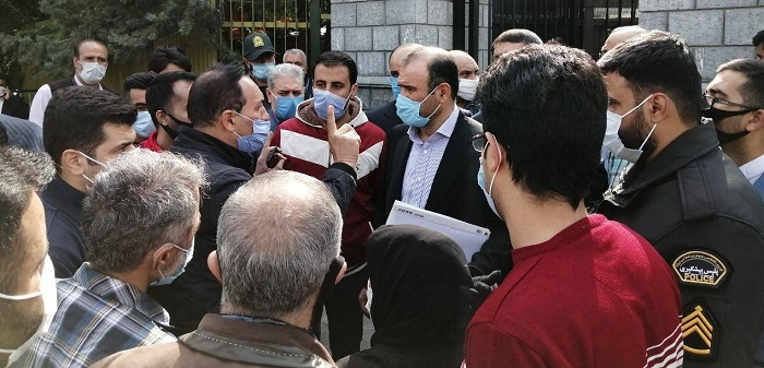 تجمع اعتراضی سهامداران در بهارستان و حضور رئیس سازمان بورس + عکس