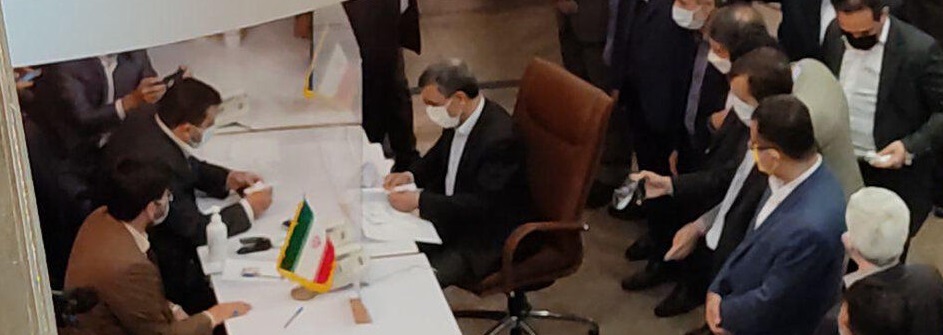 احمدی‌نژاد پیاده به وزارت کشور رفت و ثبت نام کرد/ واکنش به مصوبه شورای نگهبان