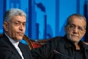 طیب‌ نیا به عنوان وزیر اقتصاد به پزشکیان معرفی شد